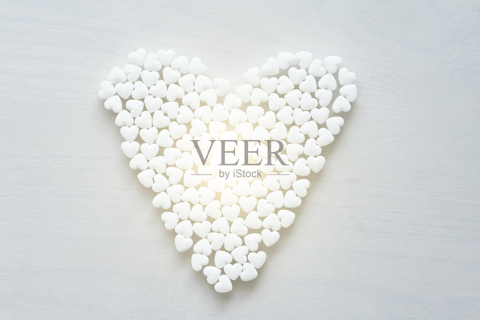 白色背景上的白色心。一颗心小，一颗心大。原始设计。使用复制空间进行设计。俯视图照片摄影图片