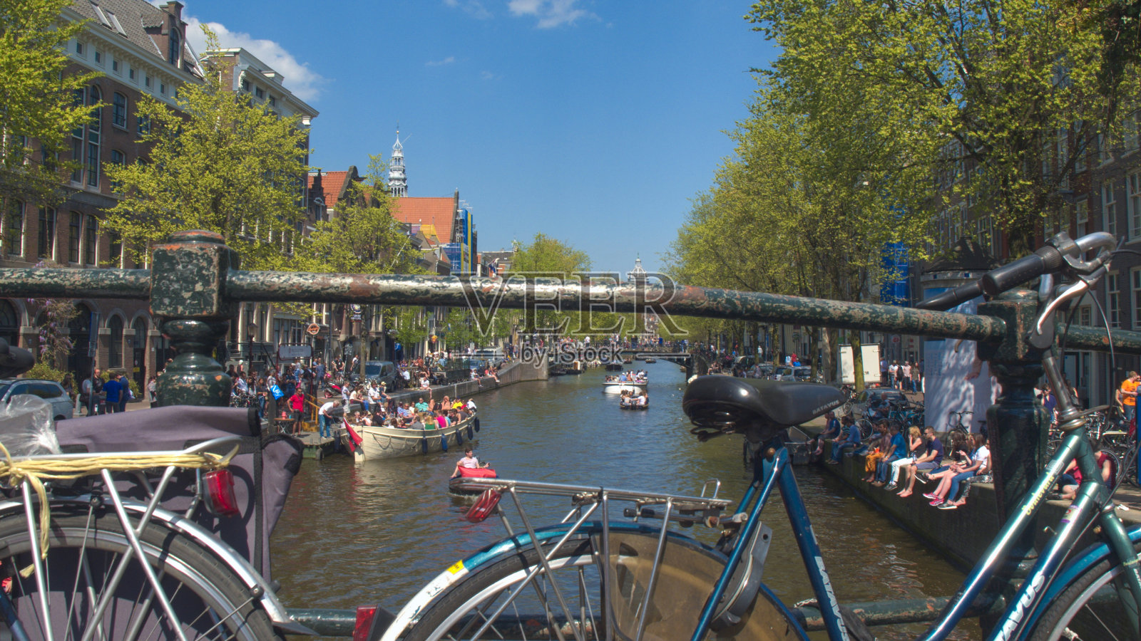 特写:兴奋的游客坐在岸边，享受着乘船和观光照片摄影图片
