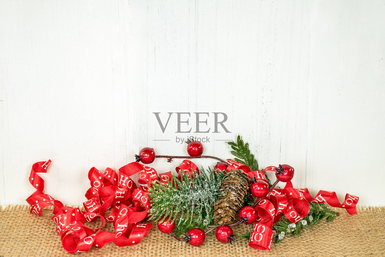 节日红莓和松木带照片摄影图片