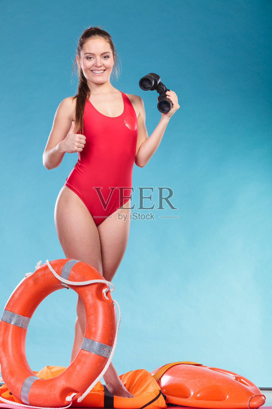 救生员戴着环形救生圈值班。照片摄影图片