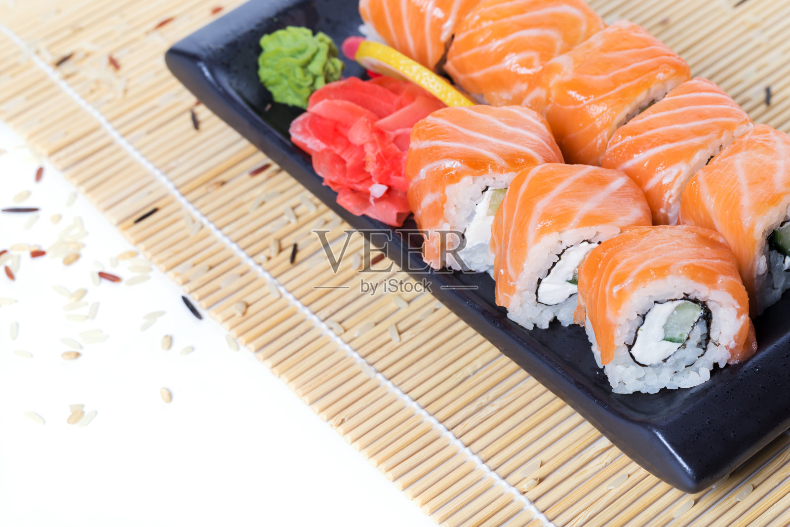 新鲜的三文鱼寿司卷在木制的背景上照片摄影图片