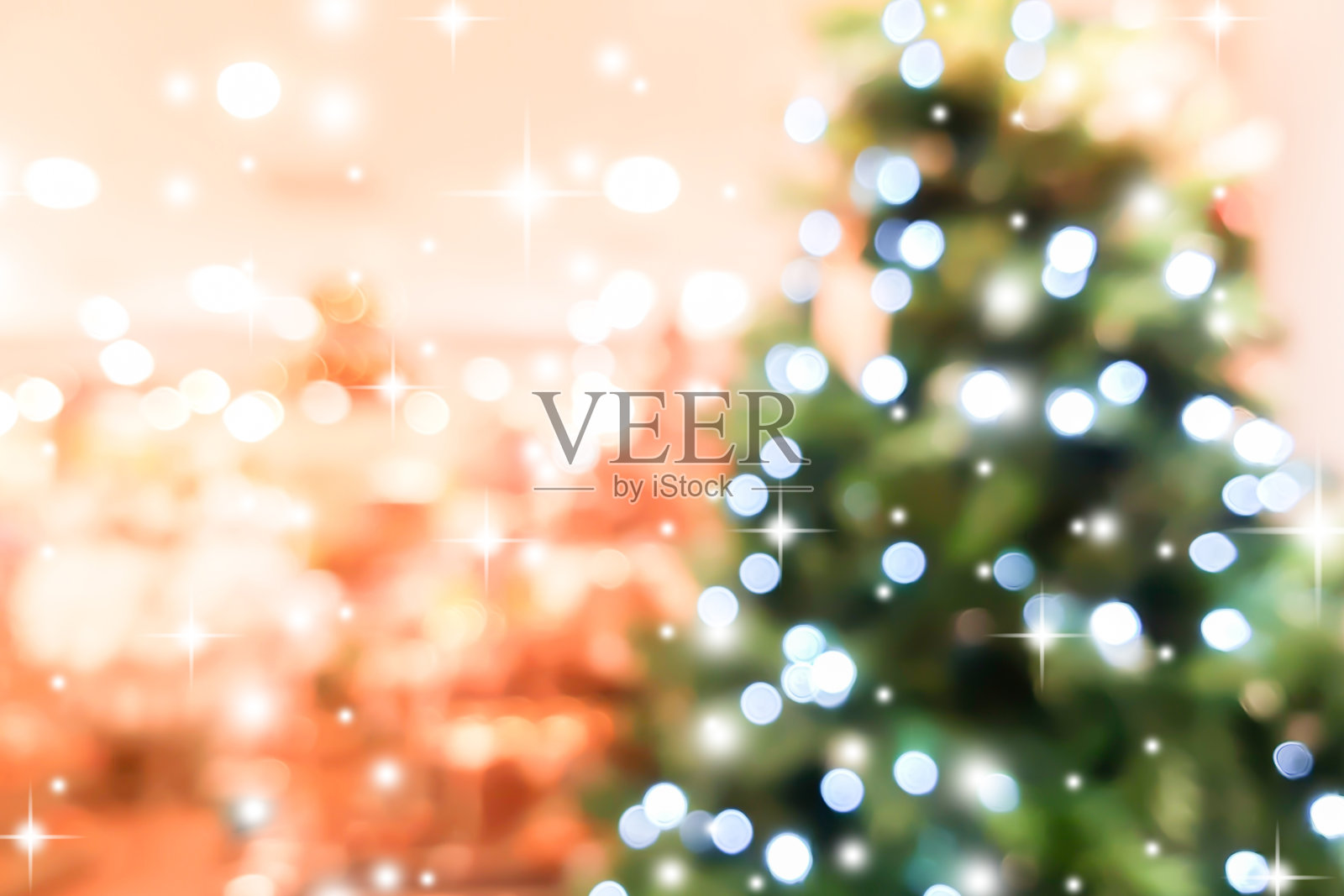 抽象模糊美丽的树与华丽的装饰内甜蜜的房子背景与雪花效果圣诞快乐和新年快乐;蒙太奇图像或广告和横幅设计元素照片摄影图片