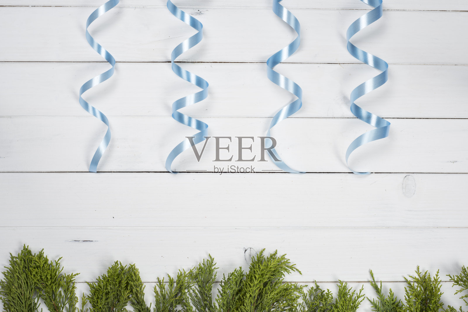 蓝丝带与木制背景照片摄影图片