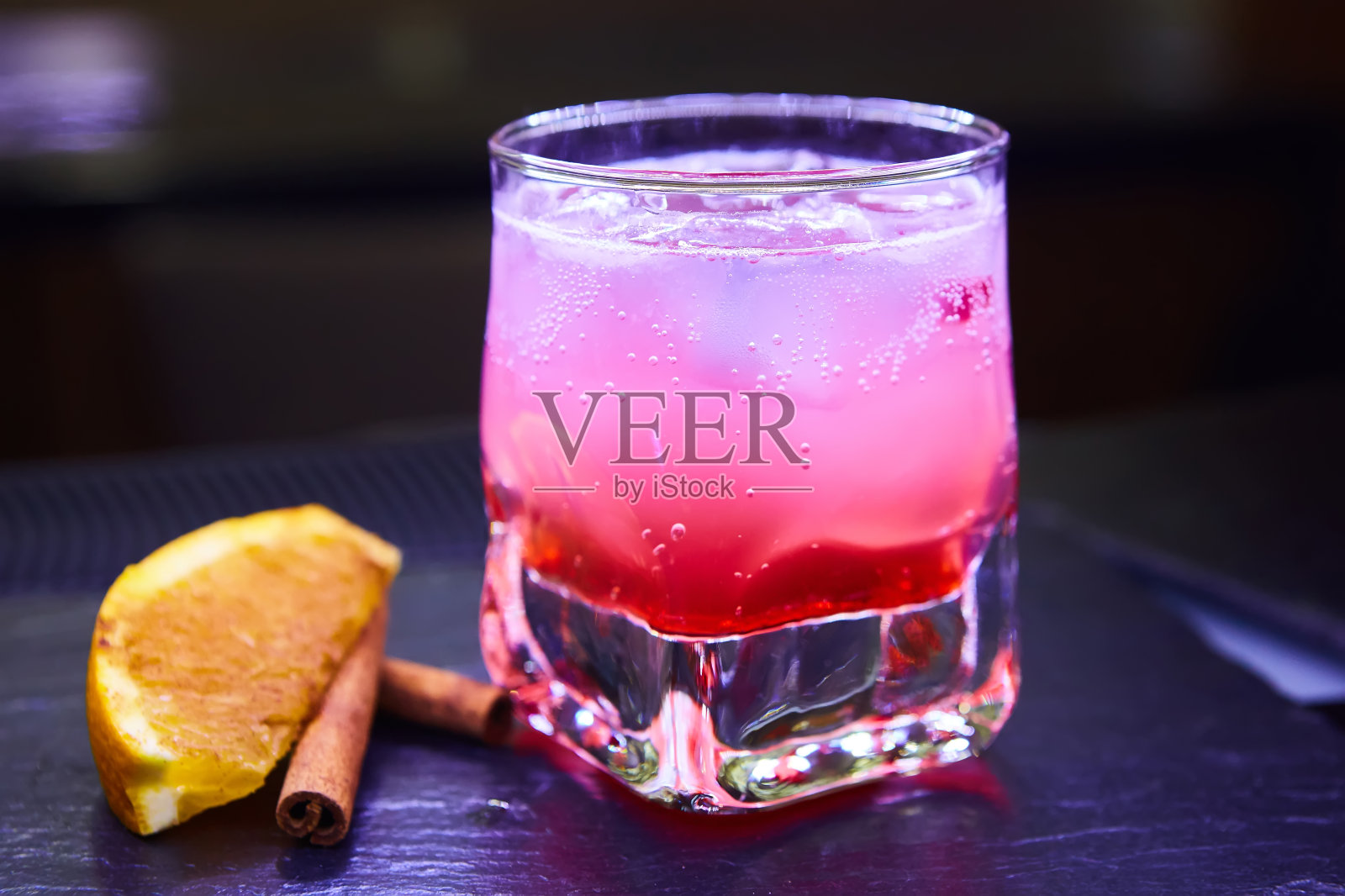 冷饮新鲜柠檬汁近距离，选择性聚焦。照片摄影图片