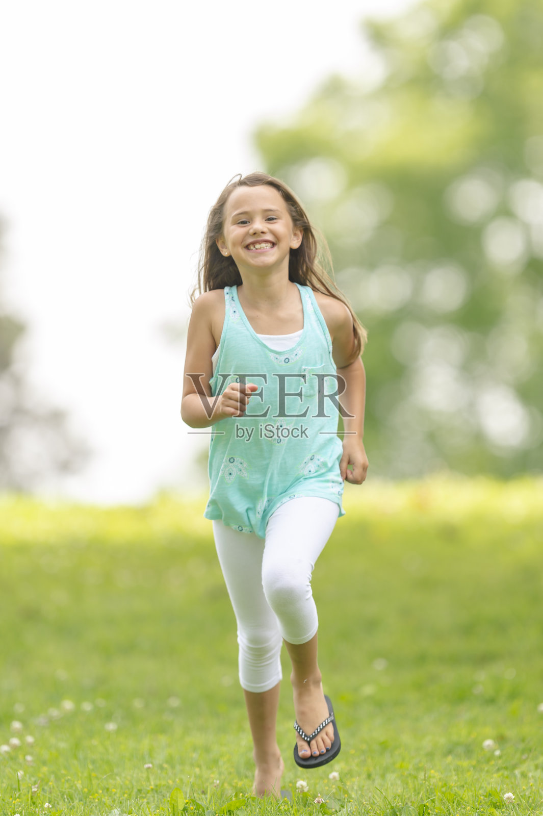 女孩在草地上奔跑照片摄影图片