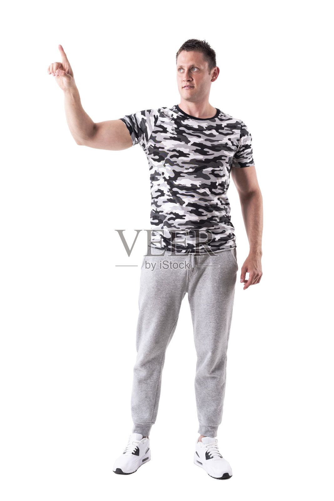 英俊的运动健康的人指着手指在互动屏幕上按按钮照片摄影图片