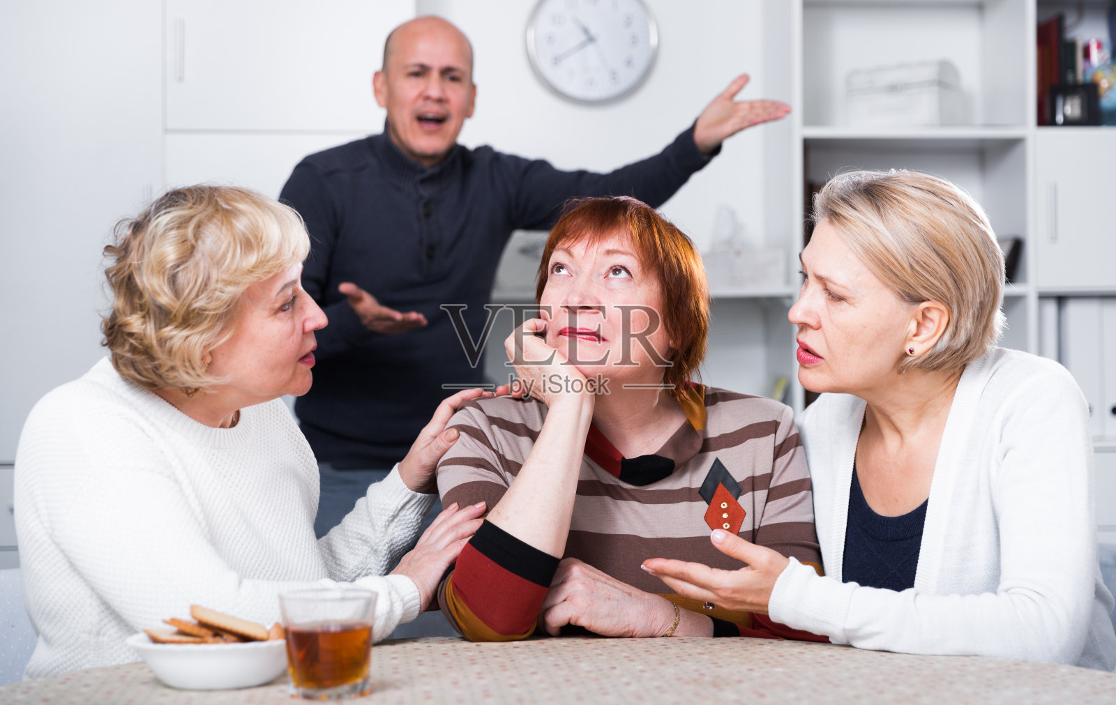 成熟的女人是和男人吵架的女朋友温暖的安慰照片摄影图片