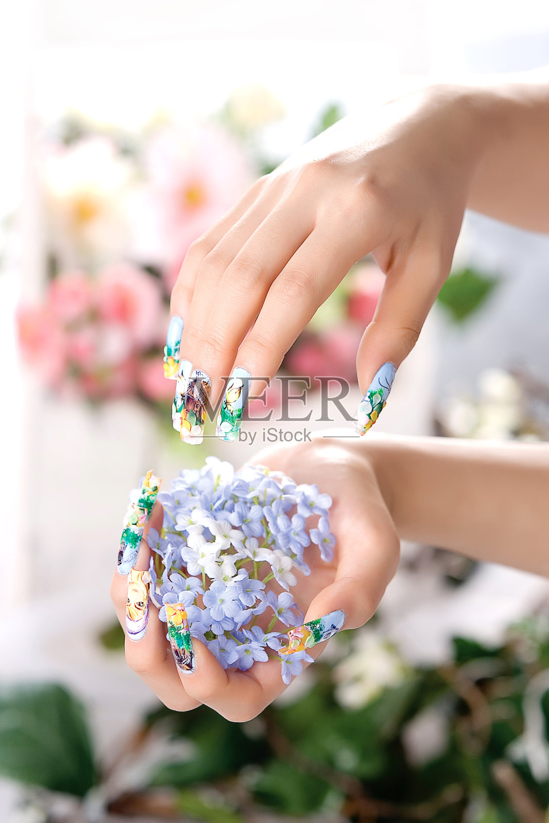 女性指甲，用指甲艺术设计照片摄影图片