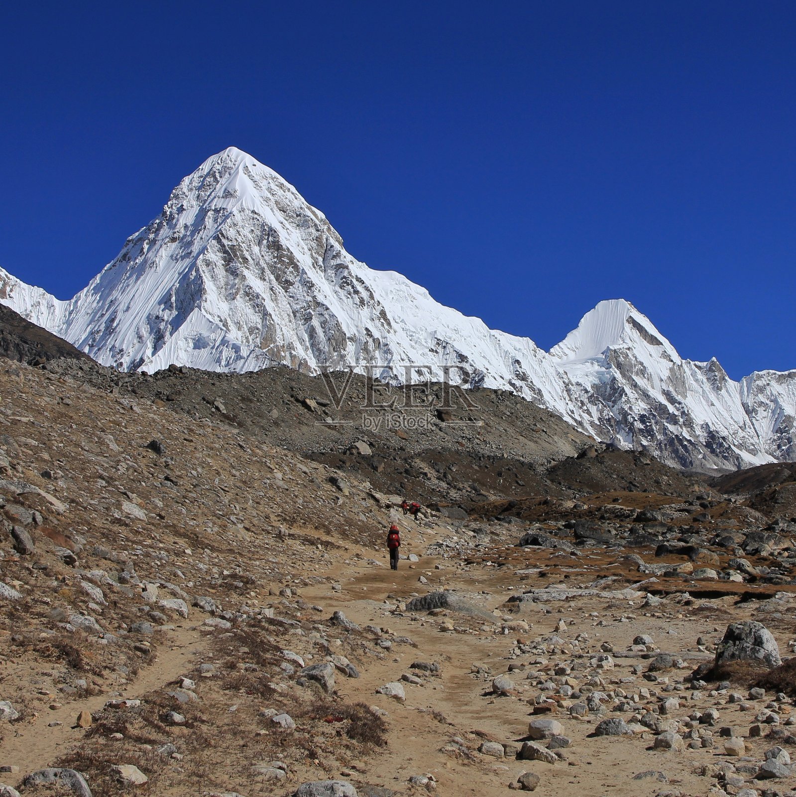 Pumori山。照片摄影图片