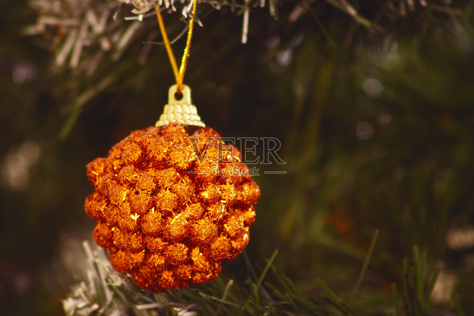 圣诞球挂在圣诞树上。照片摄影图片