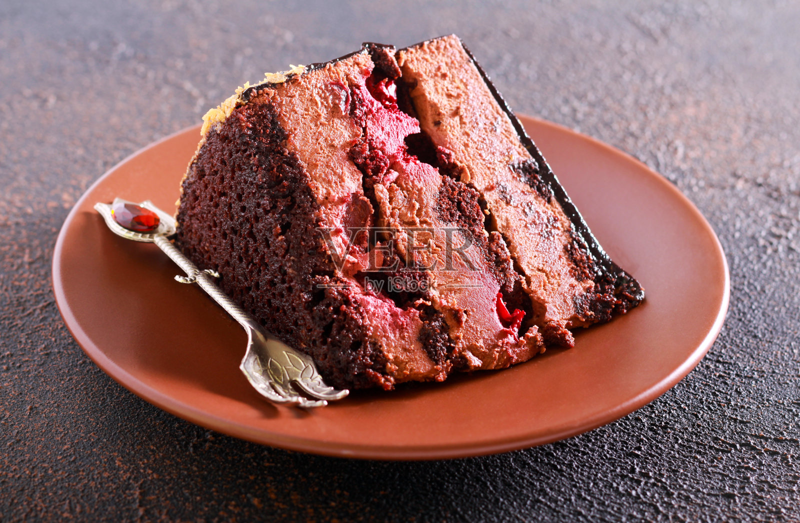 巧克力樱桃分层蛋糕片照片摄影图片