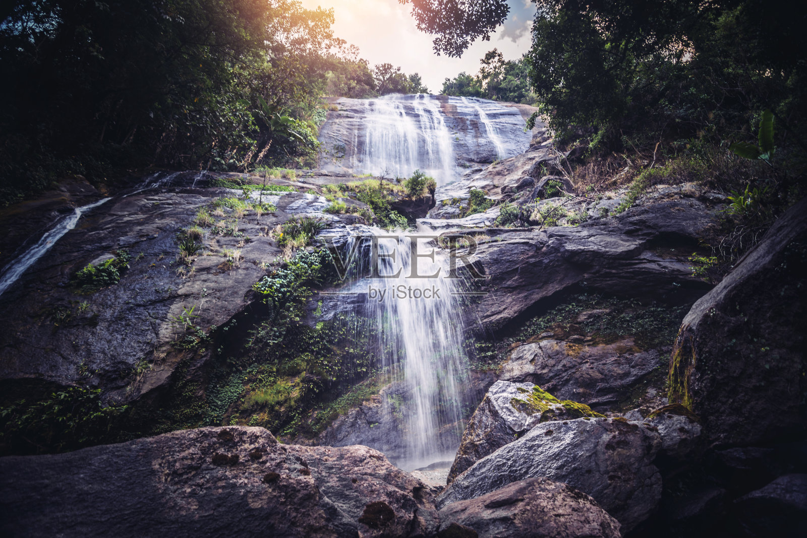 自然背景的瀑布。背景壁纸自然森林山瀑布。泰国doi inthanon照片摄影图片