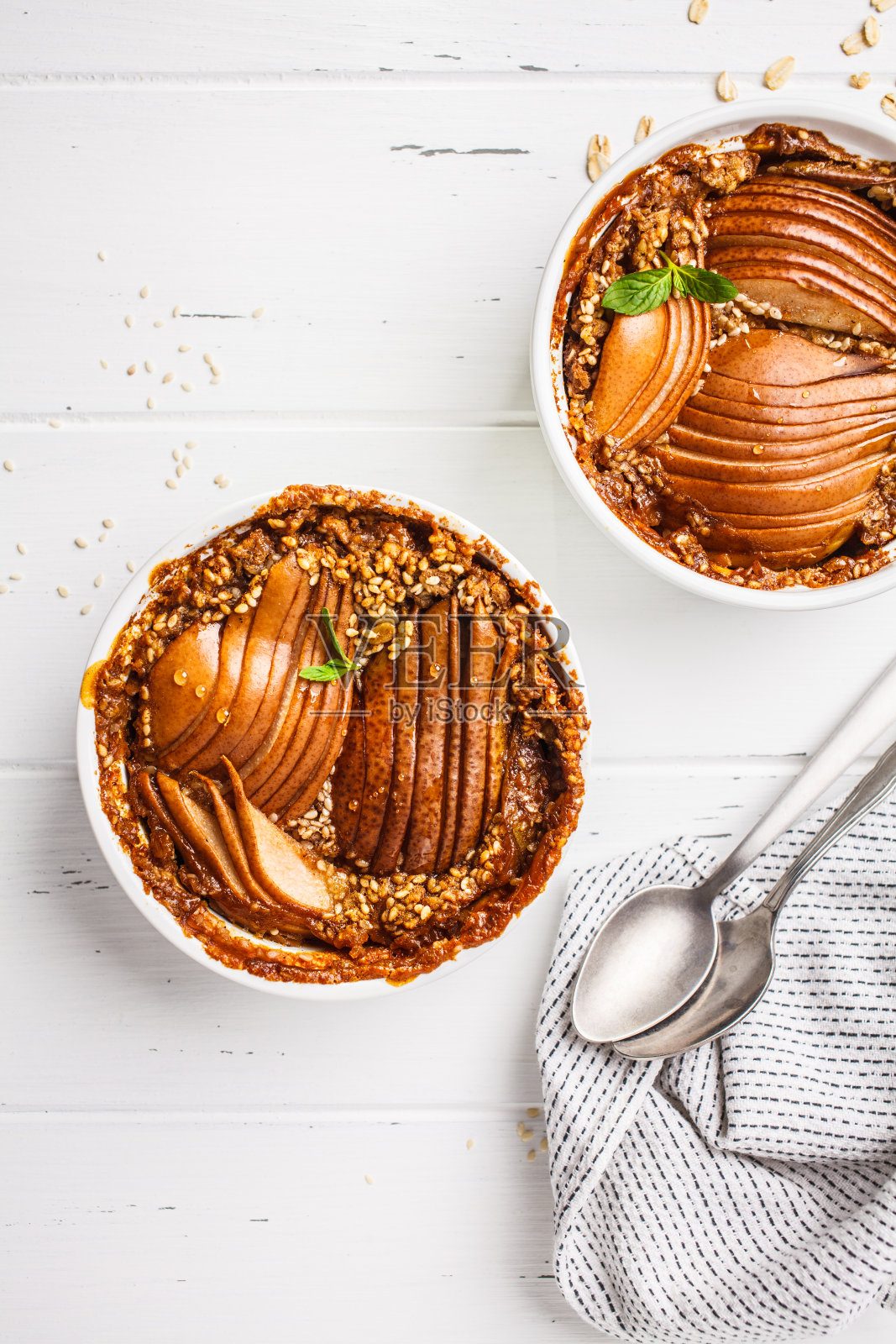 烤燕麦梨和肉桂在白色的背景，俯视图。照片摄影图片