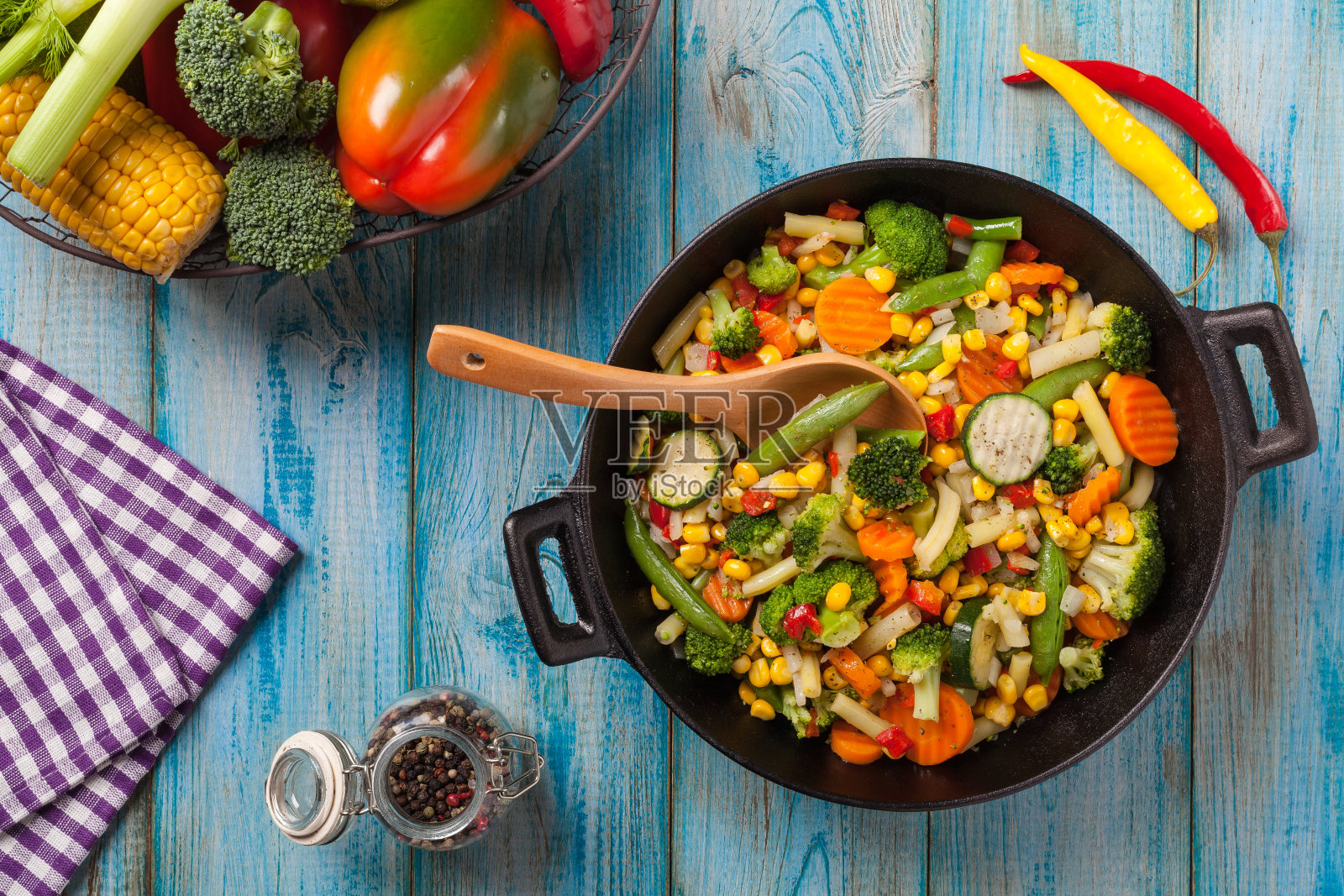 蔬菜混合在锅里炒。照片摄影图片