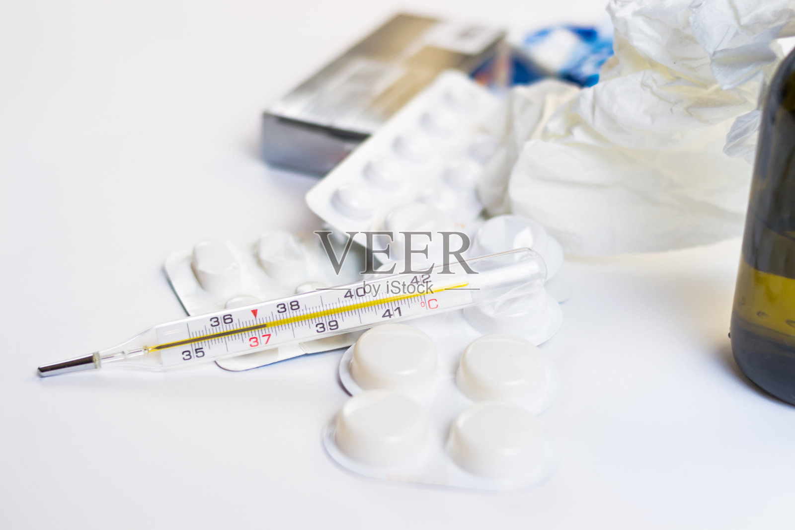 温度计和药片和药物躺在白色的背景上照片摄影图片