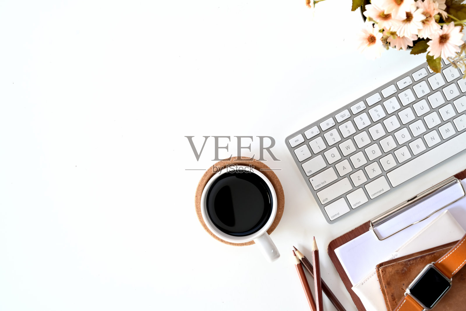 办公室白色木制工作空间办公小工具和拷贝空间。照片摄影图片