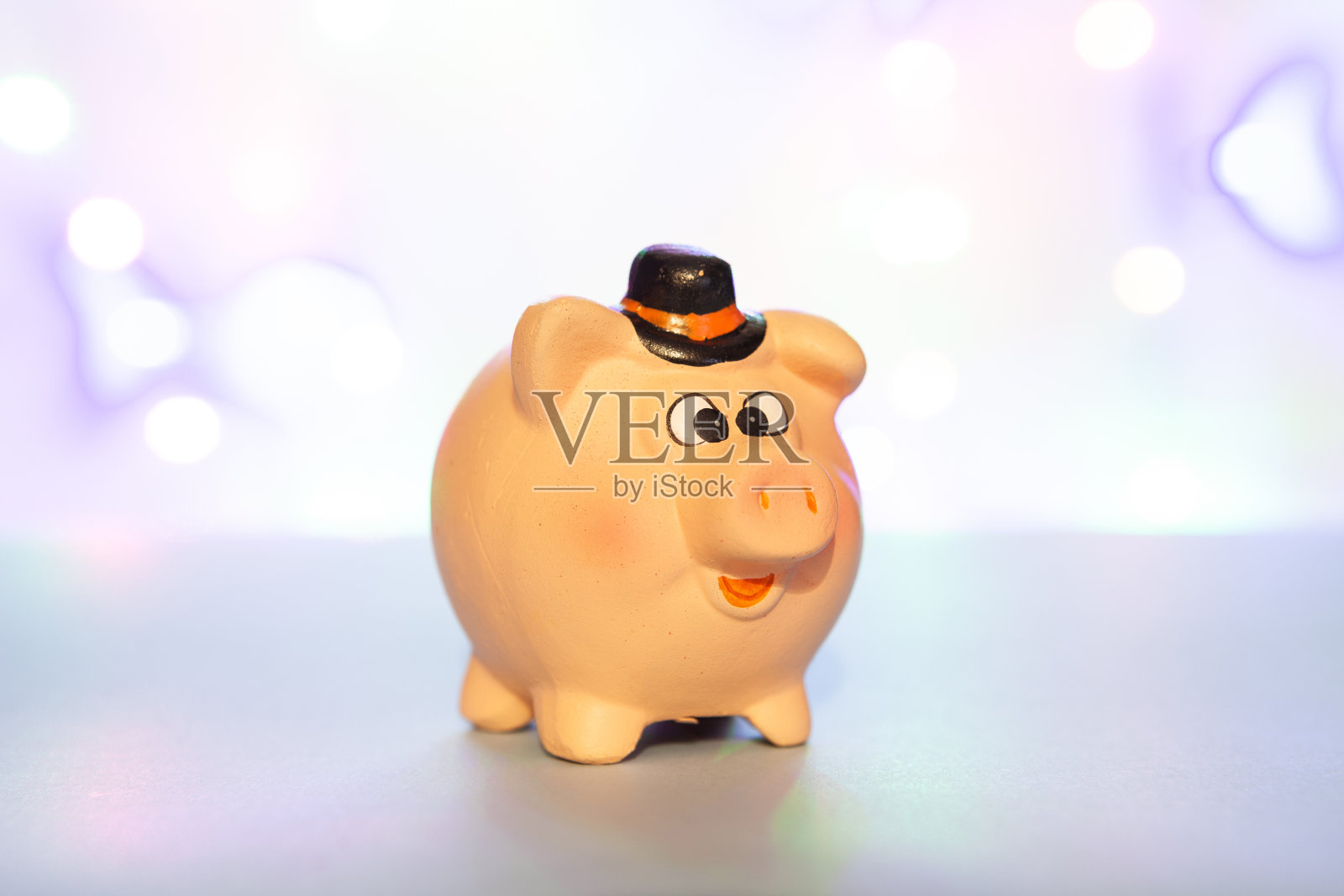 存钱罐上的背景有点模糊，存钱的概念照片摄影图片