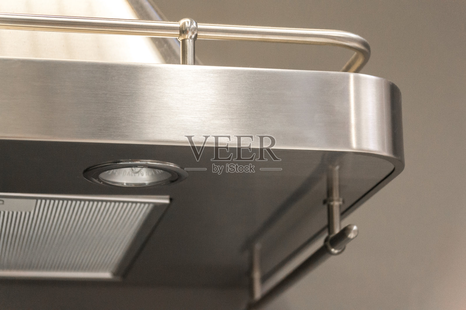 一个豪华厨房里的金属排气扇上的按钮细节的特写。照片摄影图片