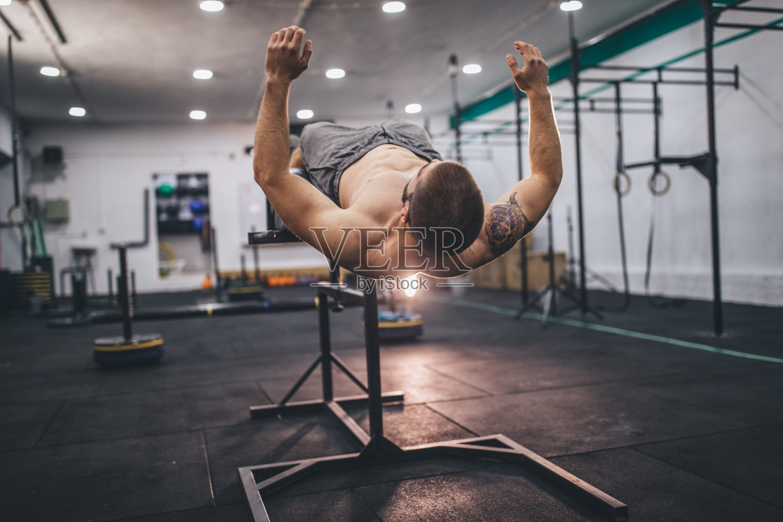 一个做仰卧起坐的帅哥照片摄影图片