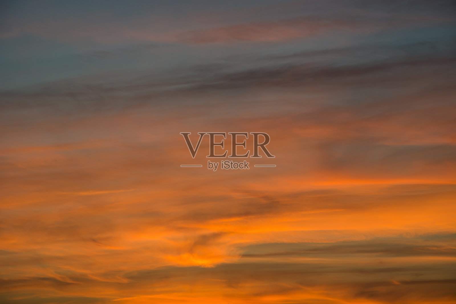 日落后，五彩缤纷的天空和云彩显得格外突出照片摄影图片