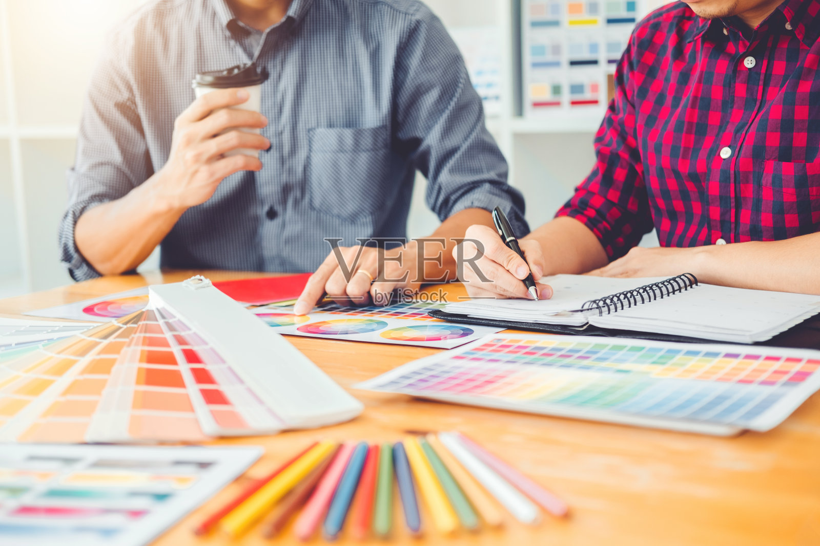 两位图形设计师头脑风暴会议和绘图在工作场所的图形平板电脑照片摄影图片