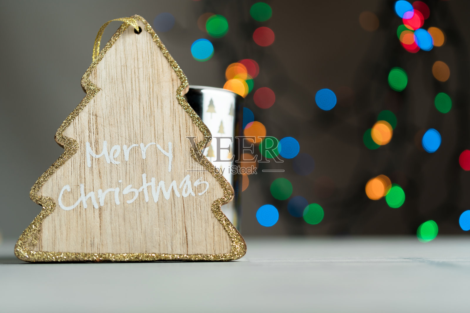 树形装饰装饰上有圣诞快乐题词。照片摄影图片