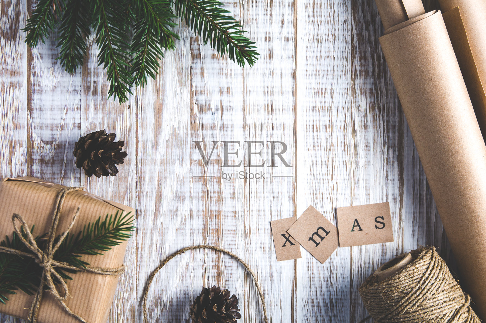 白色木制背景上的圣诞节装饰。文本或设计的模板照片摄影图片