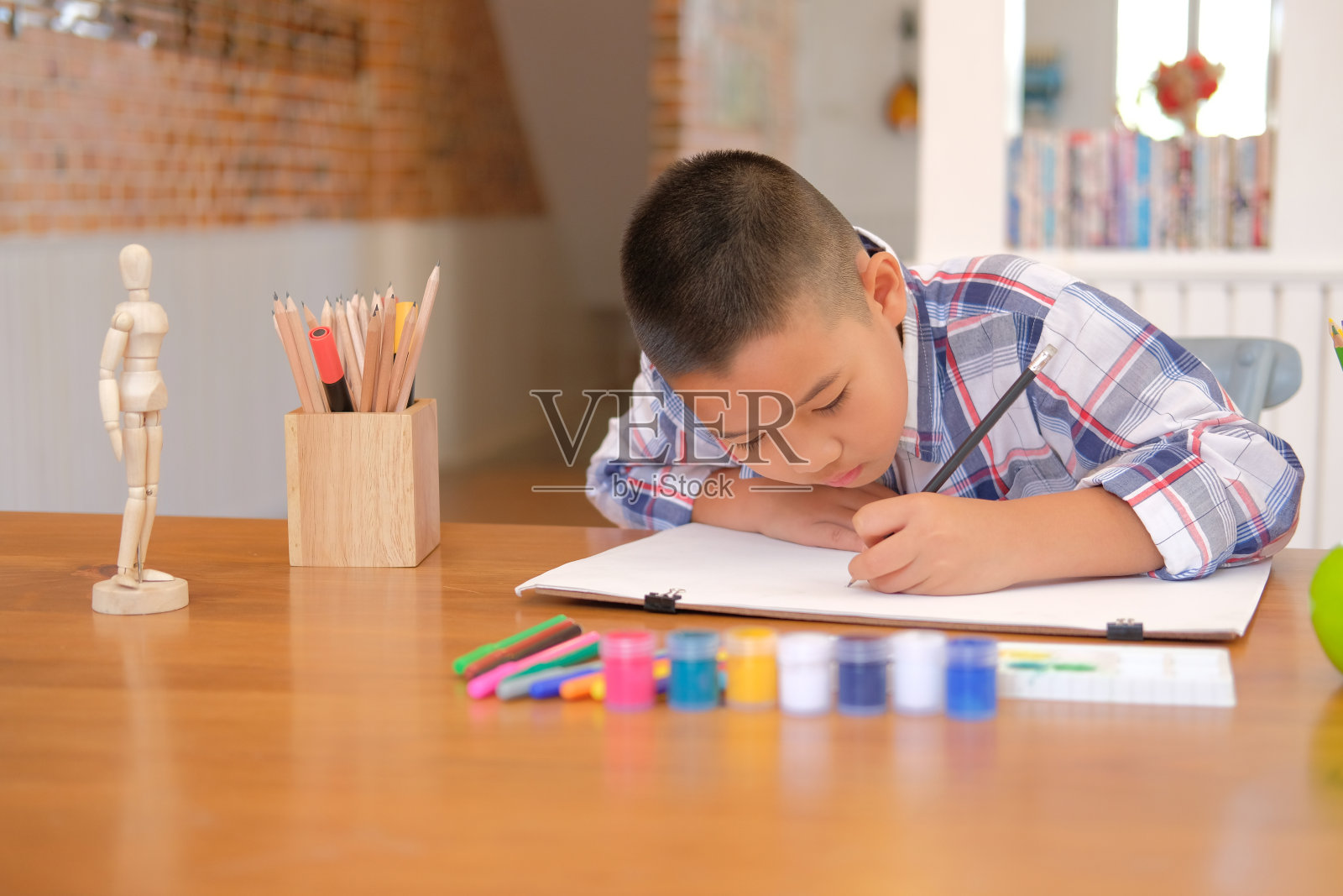 亚洲男孩男孩学童画图画。儿童在家的活动照片摄影图片