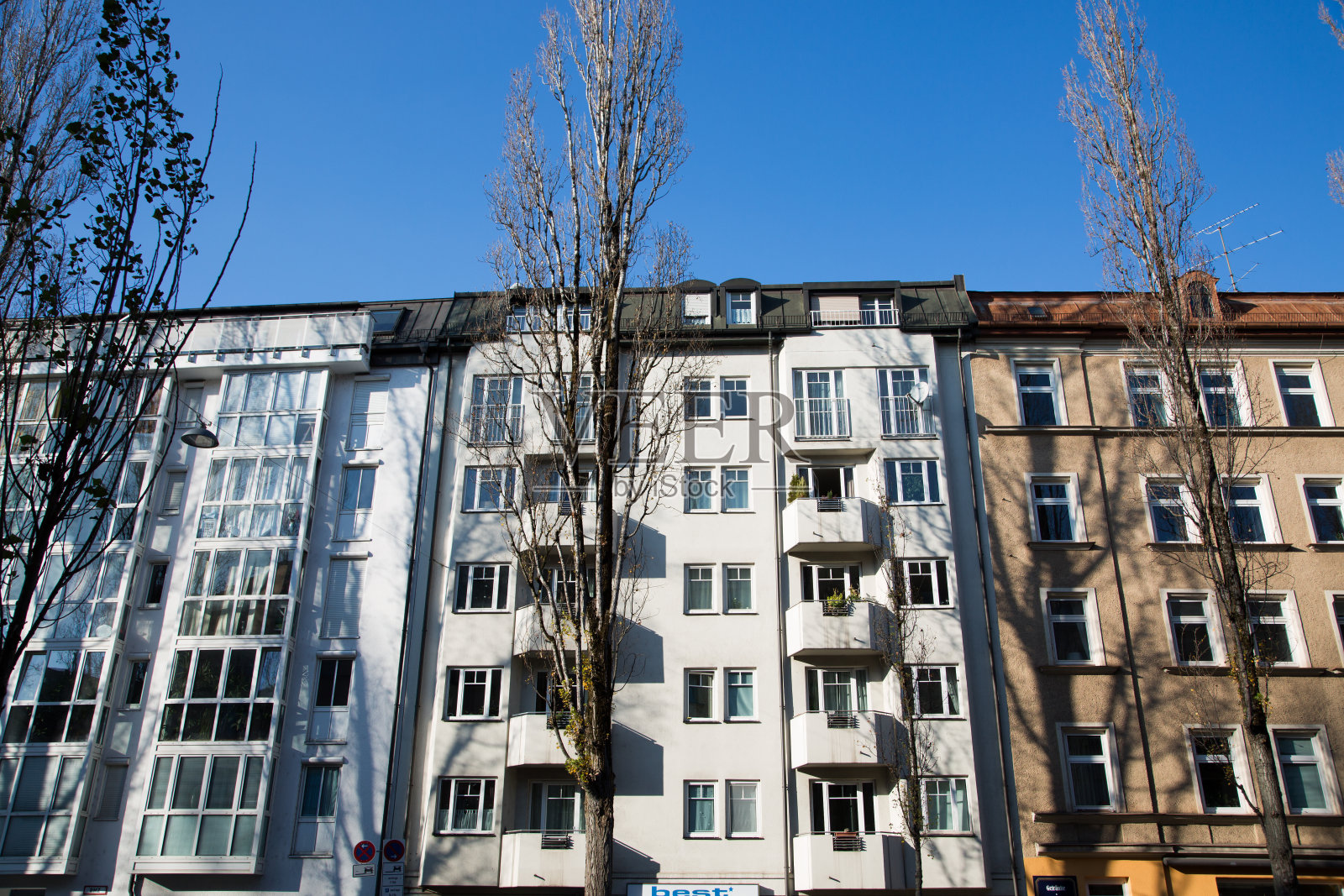 旧建筑翻新，新建筑之间照片摄影图片