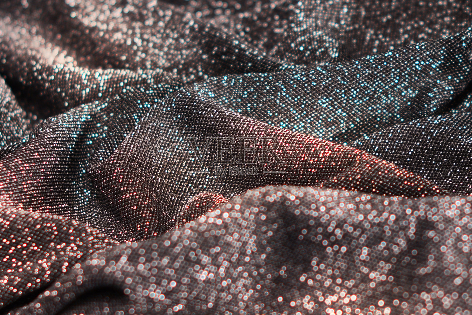 闪亮的银色褶皱织物抽象背景。波浪褶皱照片摄影图片