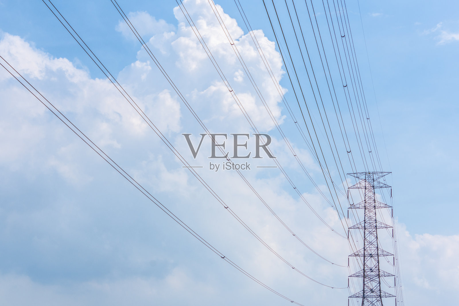 电的概念。关闭高压电线站。照片摄影图片