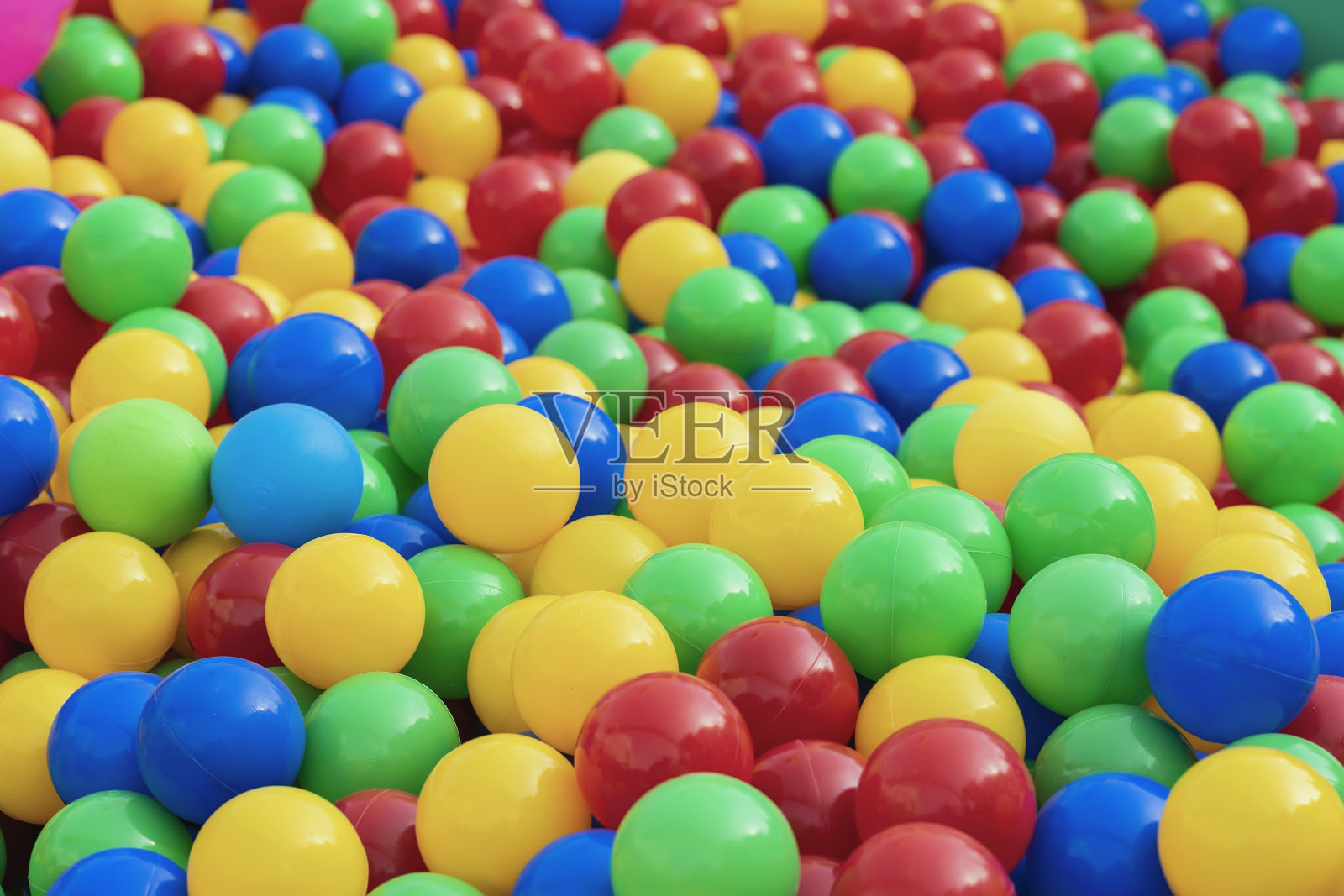 五颜六色的塑料彩球，明亮的背景为儿童的主题和活动照片摄影图片