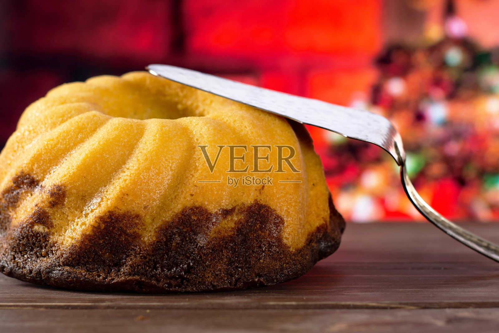 新鲜烤大理石gugelhupf甜面包和圣诞树后面照片摄影图片