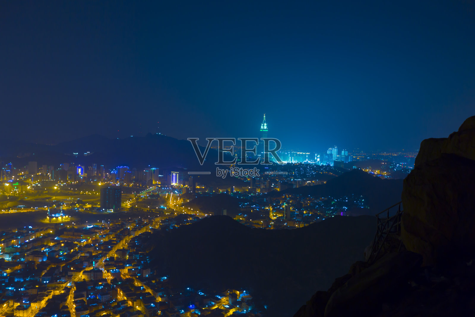 夜间麦加城市全景，先知穆罕默德和阿布·伯克尔曾在索尔山洞穴躲避多神教徒照片摄影图片