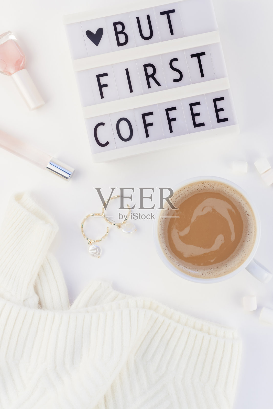 但第一个咖啡文字灯箱与咖啡杯照片摄影图片