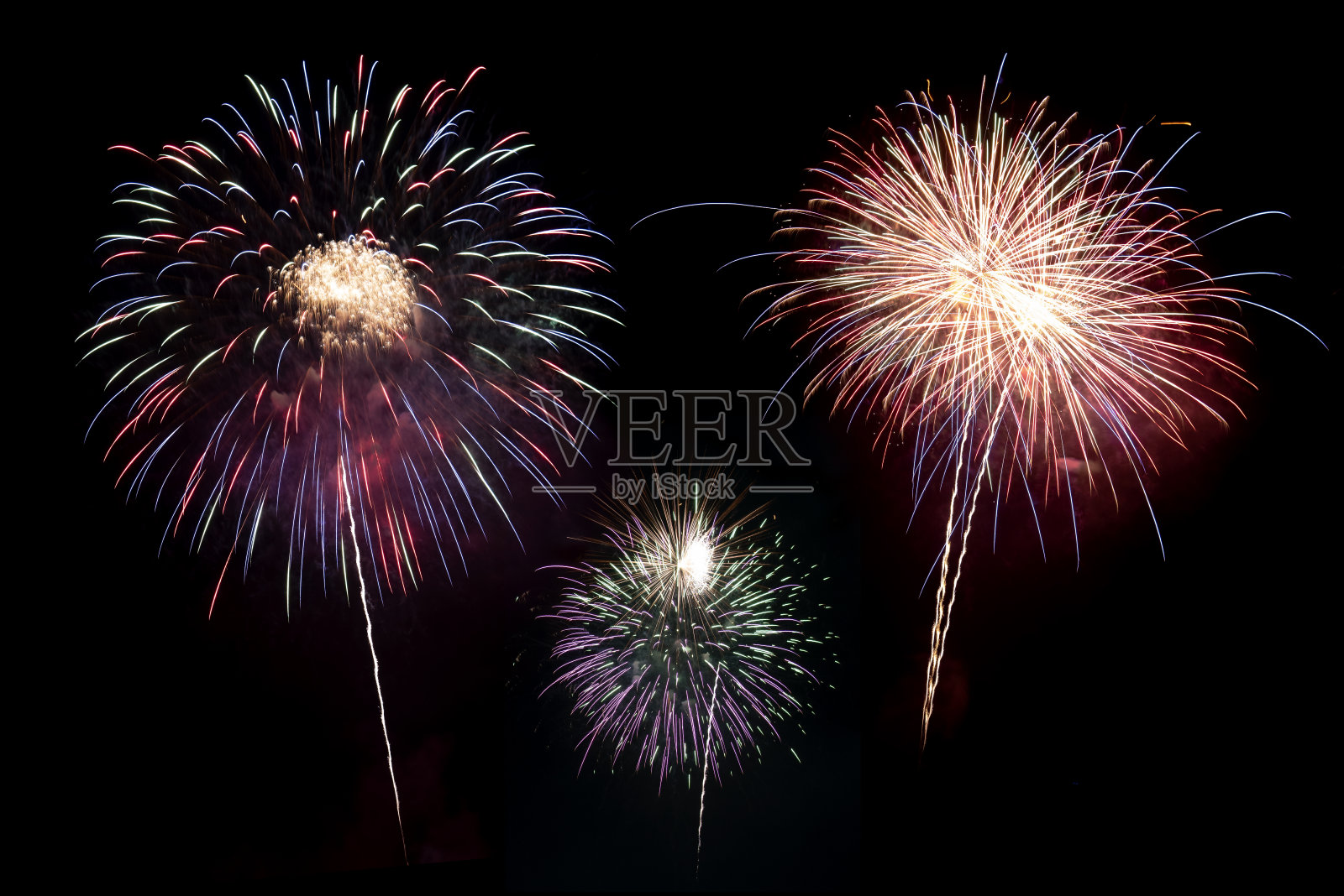 烟花剪影美丽的节日。新年烟花;恭喜你，恭贺新禧。照片摄影图片