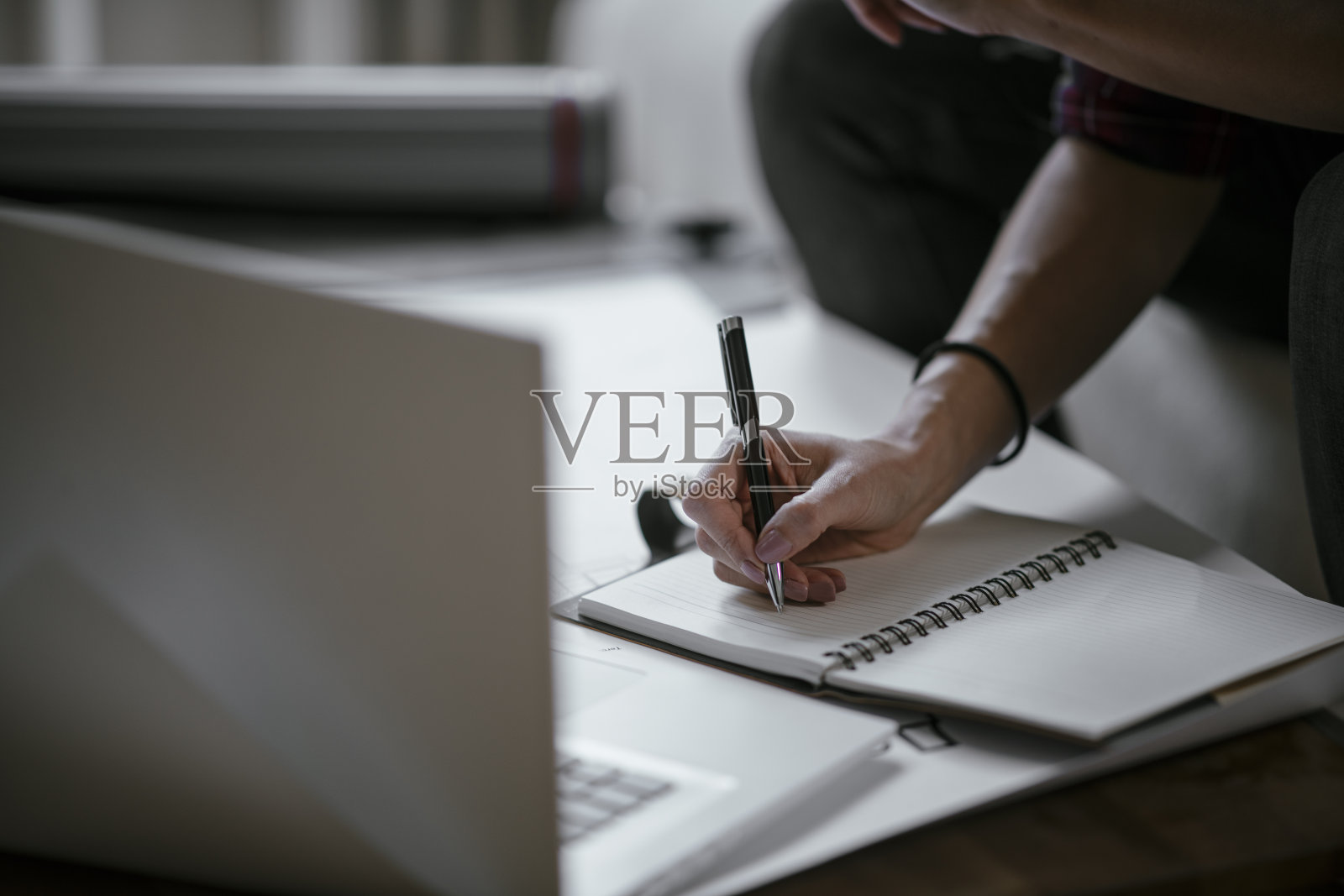 在家工作的女性工程师照片摄影图片