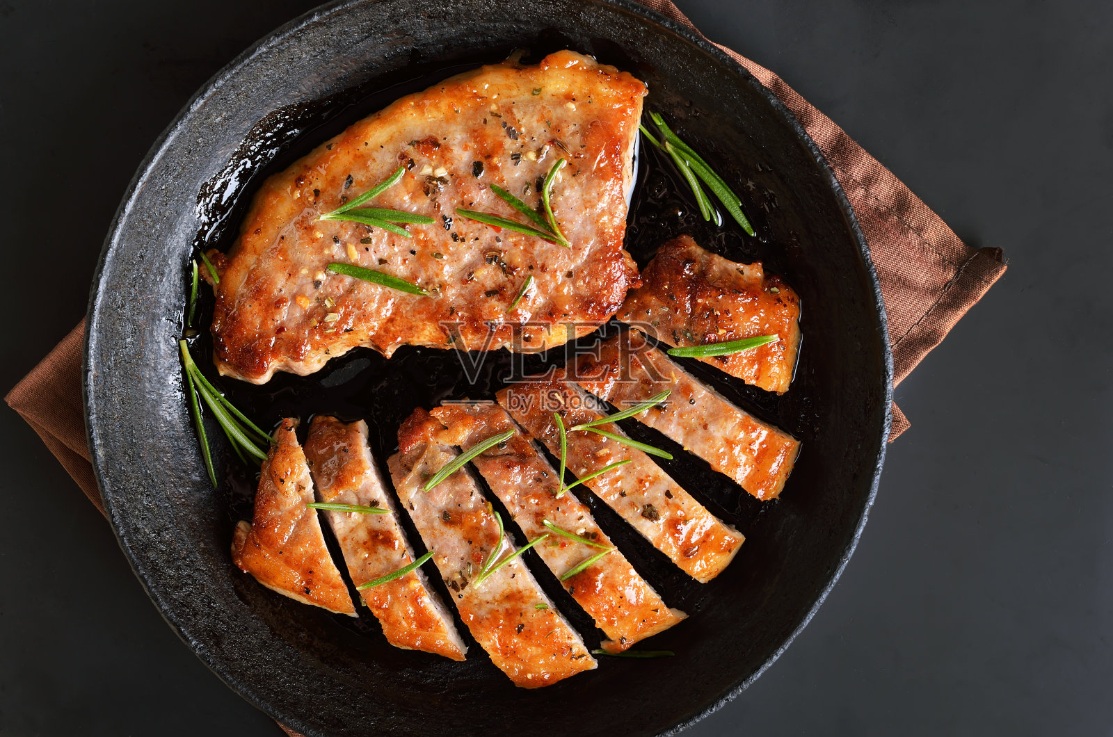 烧烤的肉。迷迭香烤多汁猪肉排照片摄影图片