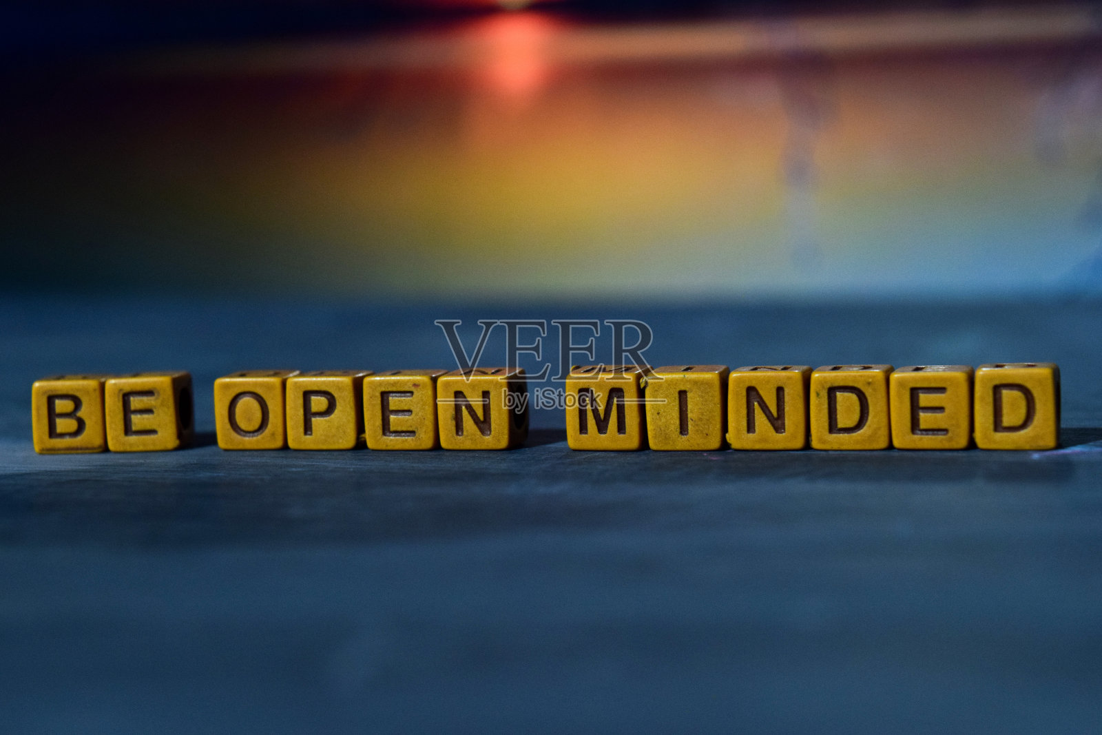 对木块要持开放态度。照片摄影图片