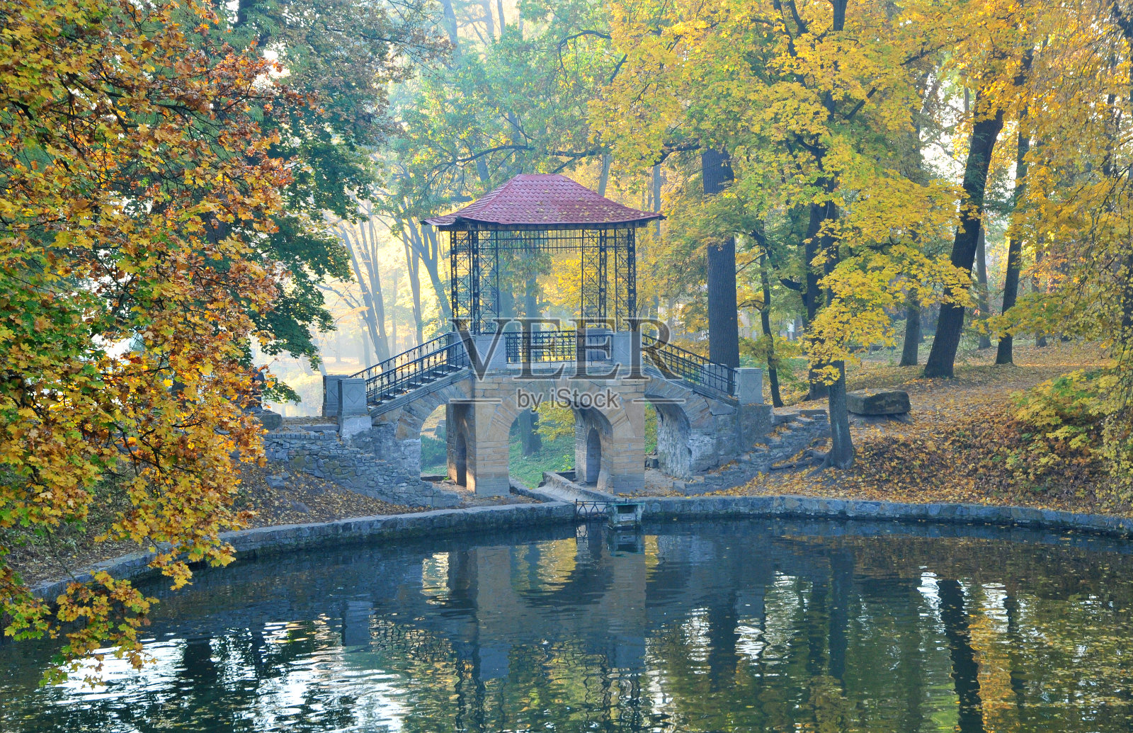 秋天公园的早晨。汉语桥。照片摄影图片