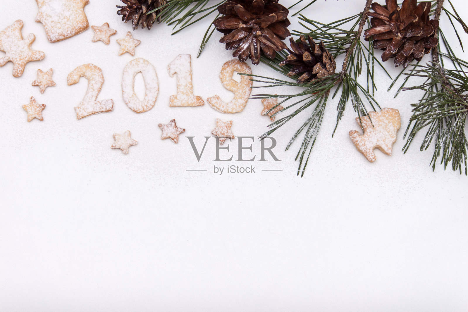 2019年的数字来自圣诞饼干或饼干的白色背景与冷杉树和锥形。新2019年。前视图。平的。照片摄影图片