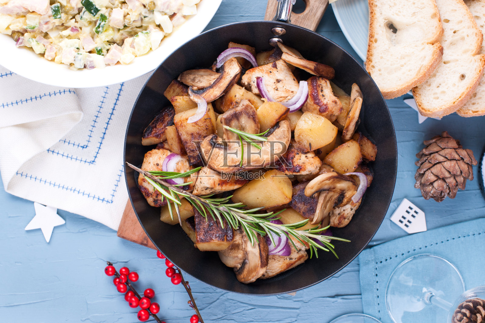 新年餐桌上不同的传统食物。俄罗斯沙拉，蘑菇炸土豆。前视图。文本拷贝的空闲空间。照片摄影图片