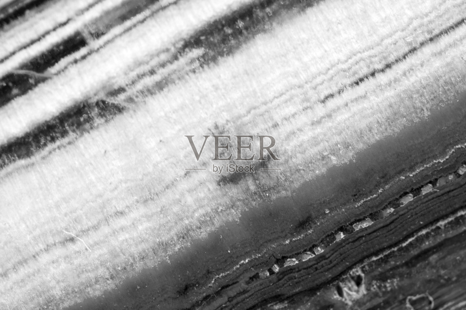 黑白背景的晶体表面。宏观的特写镜头。照片摄影图片