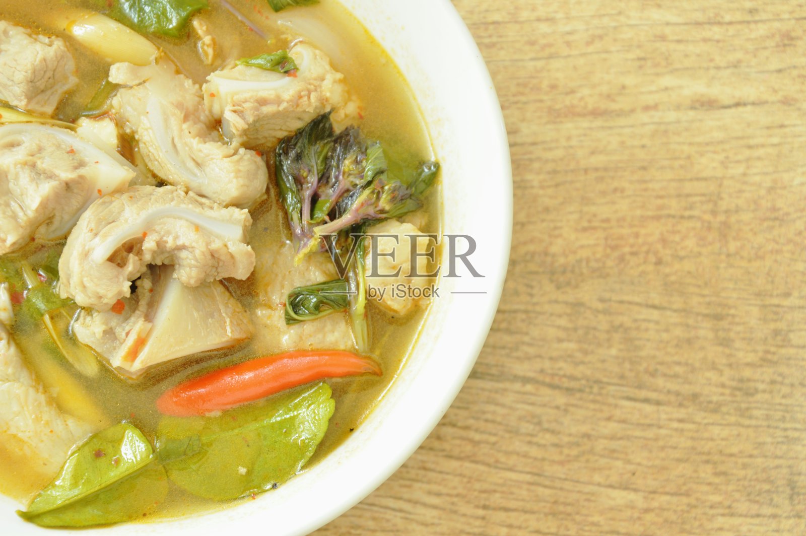 辣猪骨配罗望子和泰国香草汤照片摄影图片