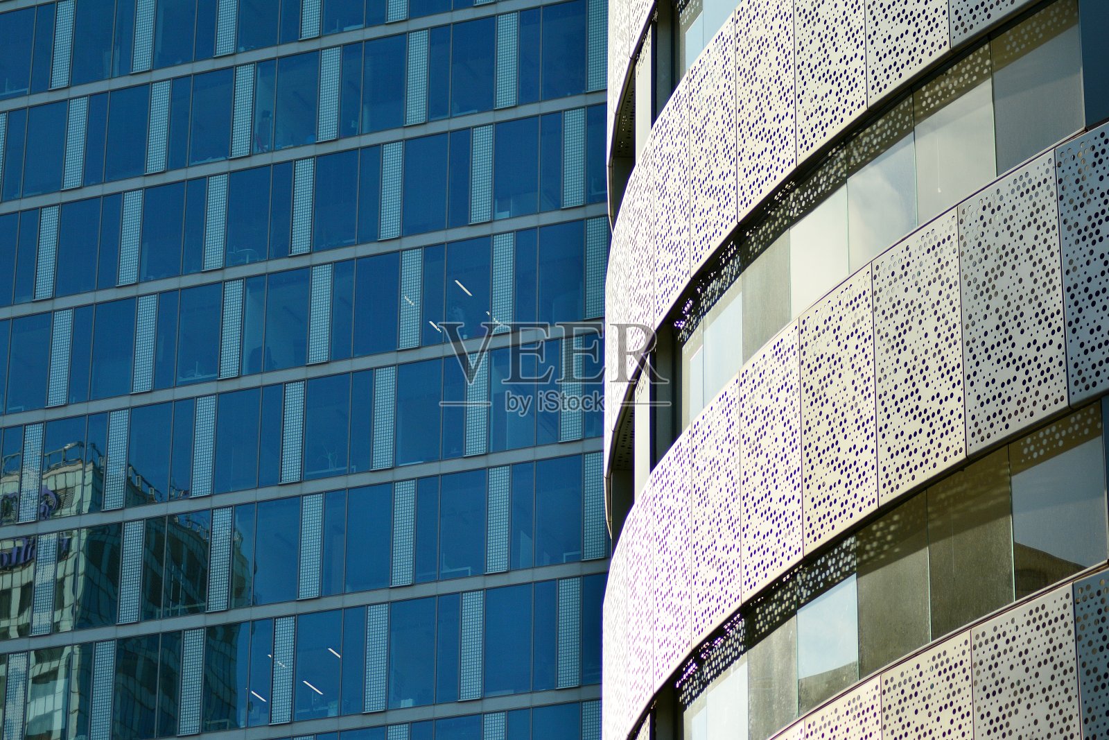 现代化的公寓大楼在一个晴朗的日子与蓝天。照片摄影图片