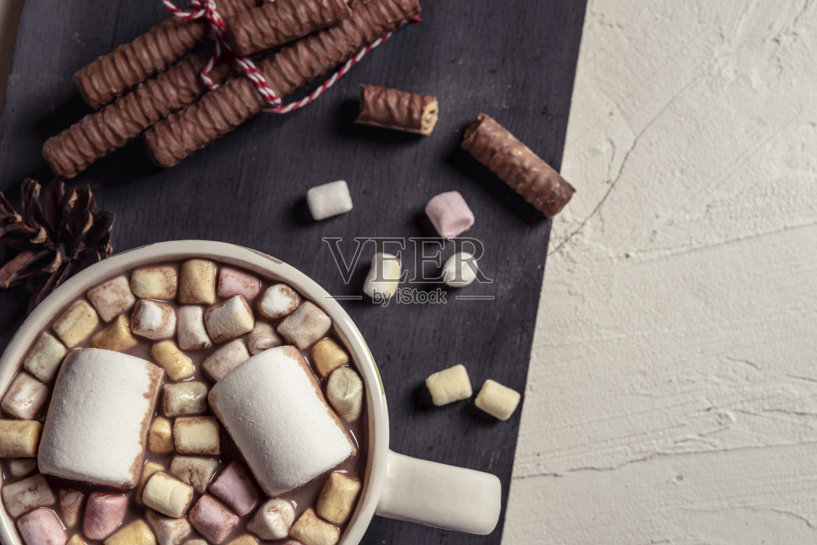 热巧克力，棉花糖和巧克力棒。高角度视图照片摄影图片