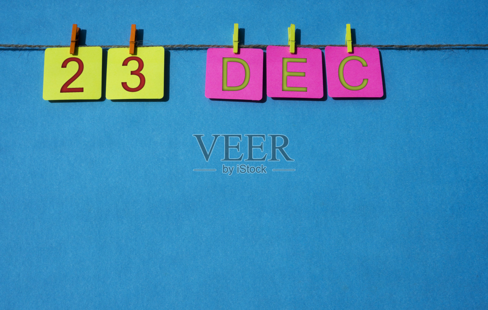 12月，抄写空间用绳彩纸挂历照片摄影图片