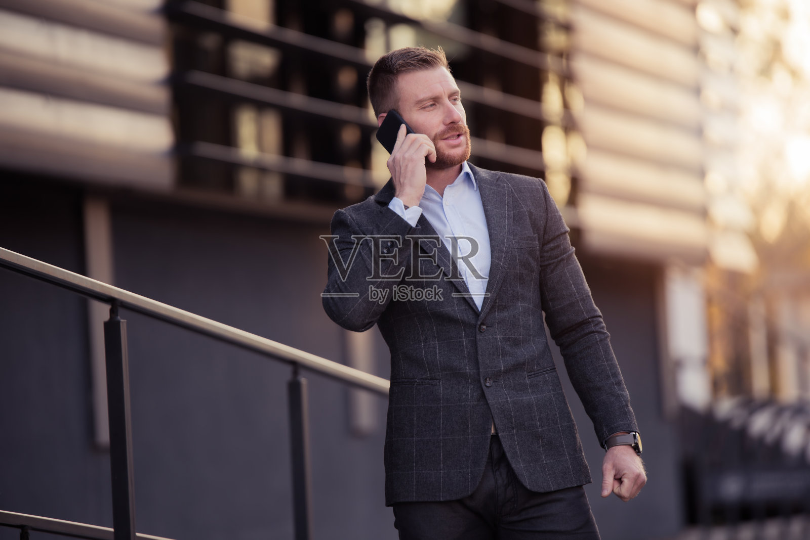 中年商人在打电话。照片摄影图片