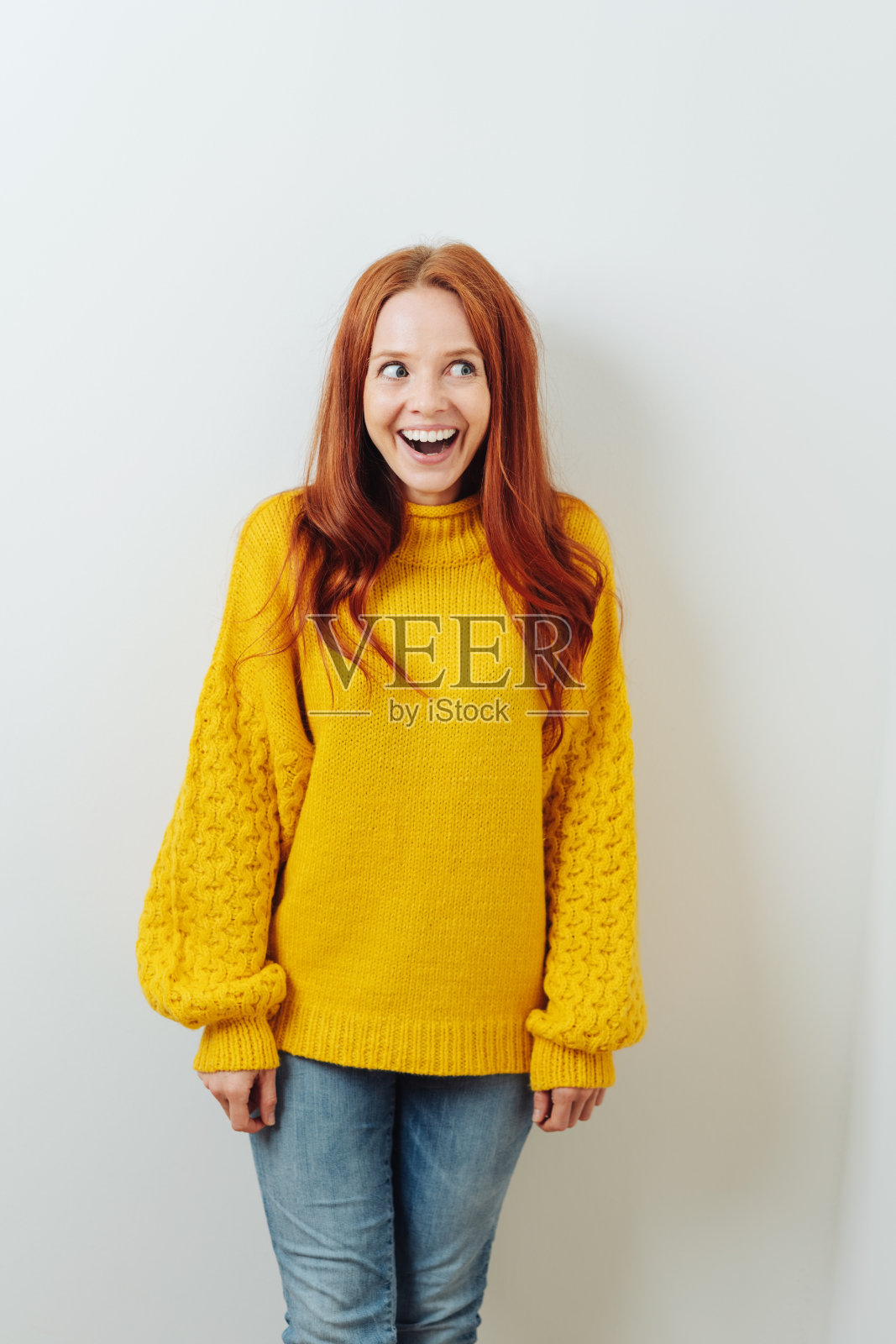 有趣的年轻女人，脸上带着愉快的笑容照片摄影图片