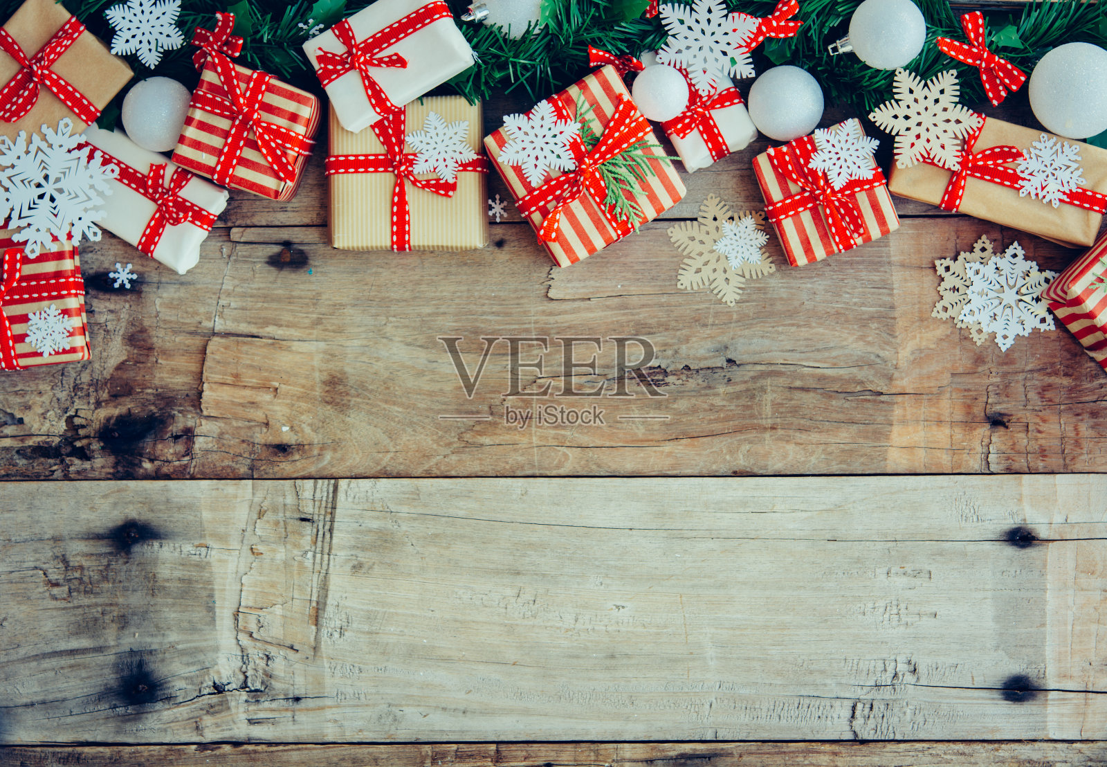 圣诞背景装饰和红色的礼品盒在木板上照片摄影图片